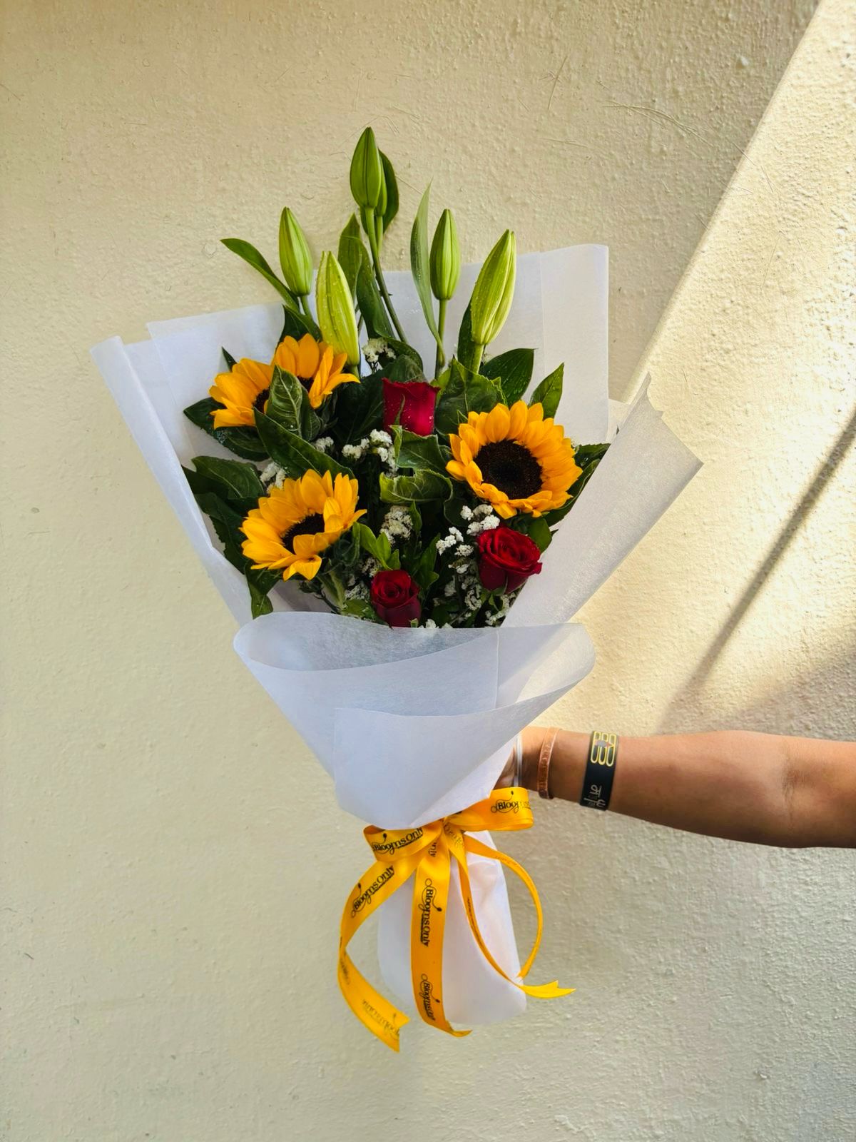 Mix flowers hand bunch by BloomsOnly, Pune's number 1 flower delivery website