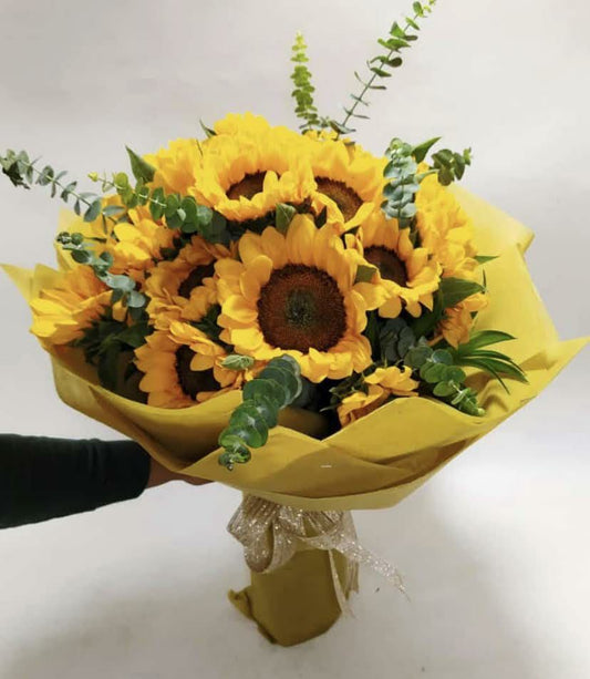 Sunflower hand bouquet by BloomsOnly, Pune's number 1 flower delivery website