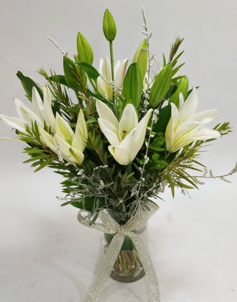 8 White Orintal Lily with filers